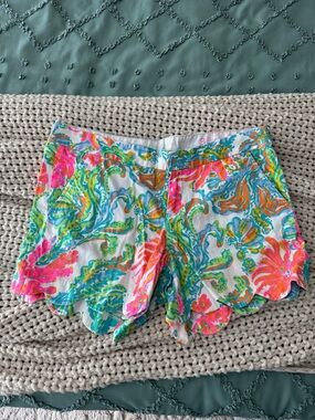 Lilly Pulitzer Buttercup Short in resort white casa marina pattern.